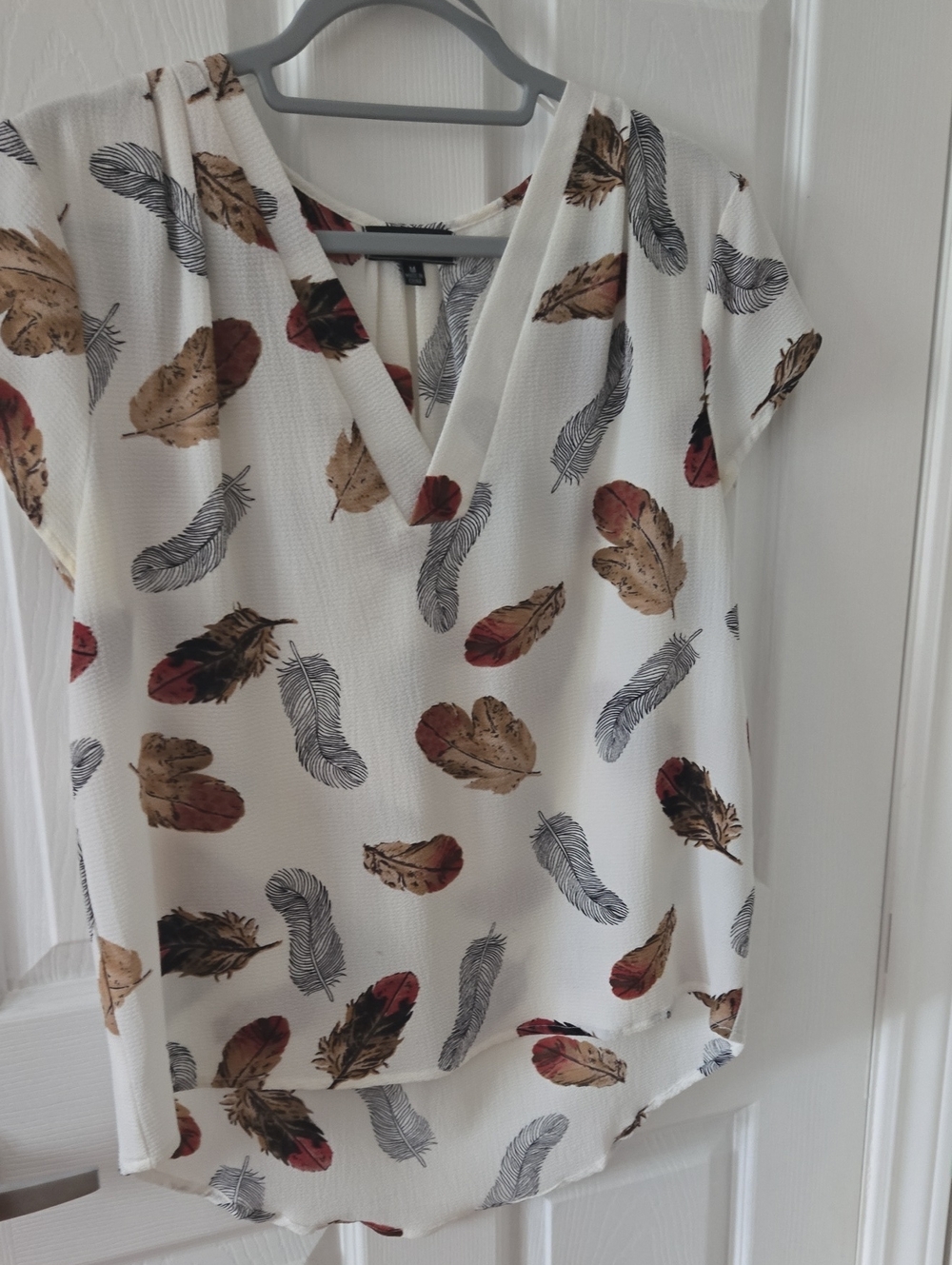 Papillon Blanc Cream V-Neck Feather Print Blouse